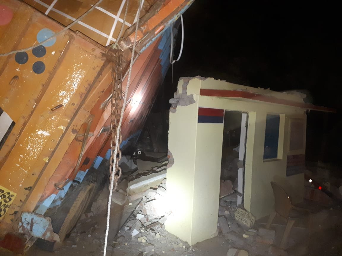 ट्रक हादसे का शिकार हुआ करनपुर चौकी ,बाल बाल बचे पुलिसकर्मी
