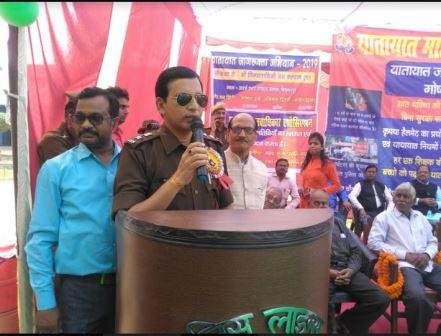 हेलमेट का वितरण कर सड़क पर सुरक्षित चलने के प्रति जागरूक किया गया -MIRZAPUR