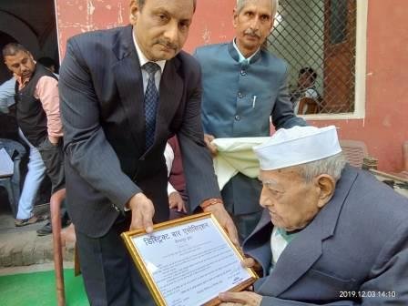 जनपद न्यायाधीश ने वरिष्ठ अधिवक्ता शंभूनाथ शुक्ला को किया सम्मानित-MIRZAPUR