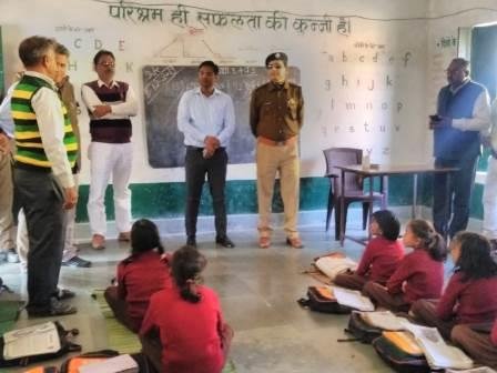 जिलाधिकारी व पुलिस अधीक्षक ने किया प्राथमिक विद्यालय मड़िहान का निरीक्षण-MIRZAPUR