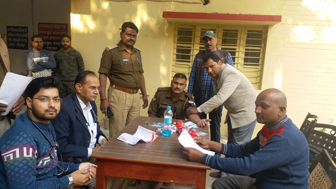 पॉपुलर अस्पताल की टीम ने कटरा कोतवाली में किया स्वास्थ्य परीक्षण-MIRZAPUR