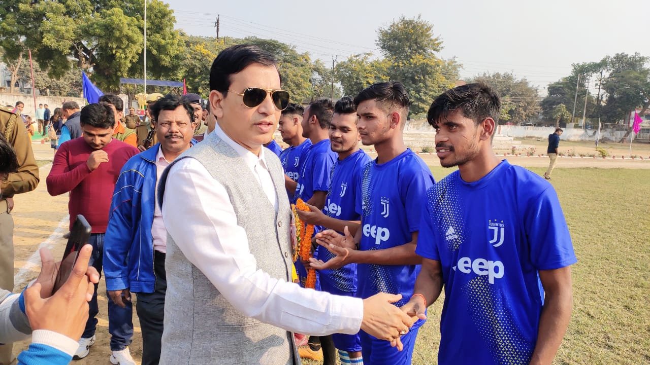जिला फुटबाल लीग का पुलिस अधीक्षक मीरजापुर द्वारा किया गया भव्य शुभारम्भ-MIRZAPUR