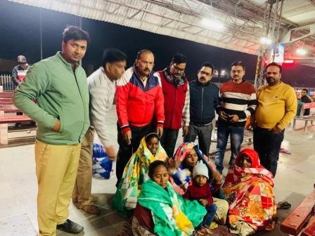 रोटरी क्लब मिर्जापुर डायमंड ने स्टेशनों पर बांटे कंबल