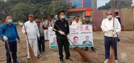 स्वयं जिलाधिकारी झाडू लगाकर लोगों को सफाई के प्रति किया जागरूक-MIRZAPUR