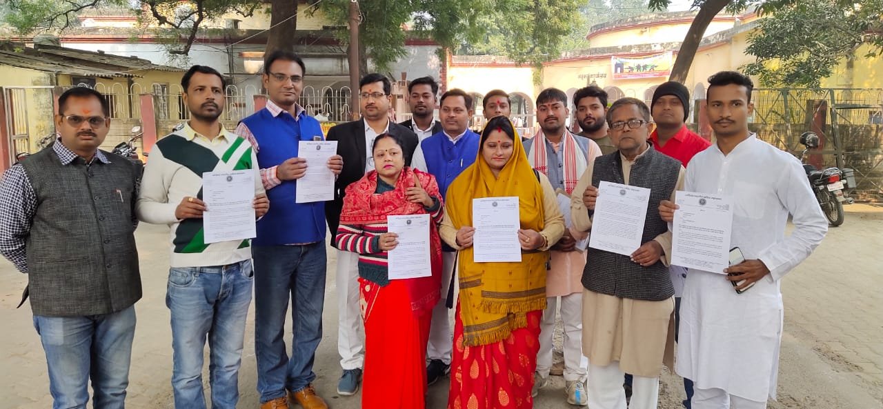 प्रतिमा एवं सड़क नामकरण की मांग को लेकर जिला मुख्यालय मिर्ज़ापुर पर प्रदर्शन