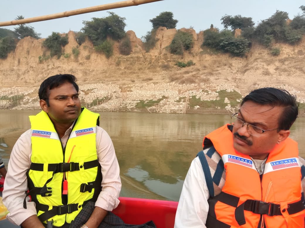 जिलाधिकारी ने गंगा में नौकाबिहार कर घाटों पर गन्दगी का किया निरीक्षण-MIRZAPUR
