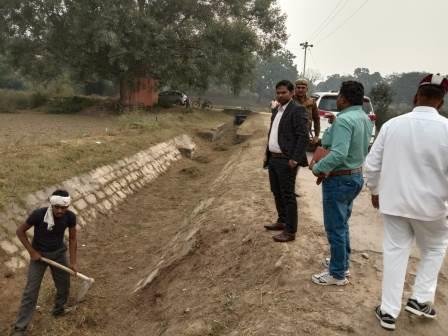 जिलाधिकारी नहरों की सफाई के बारे में जानकारी प्राप्त की-MIRZAPUR
