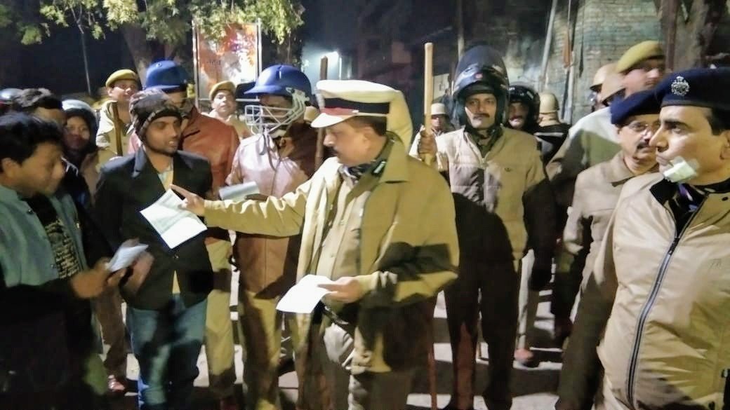 पुलिस उपमहानिरीक्षक व पुलिस अधीक्षक मीरजापुर द्वारा आमजन को पम्पलेट वितरित किया