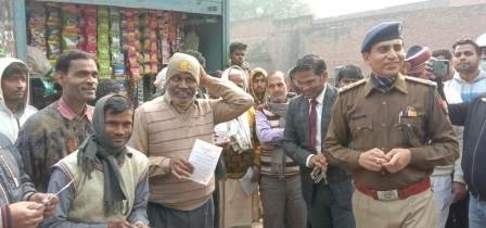 नागरिकता संशोधन कानून-2019 के बांटे पम्पलेट दी जानकारी,कहा न आये बहकावे में-जिलाधिकारी