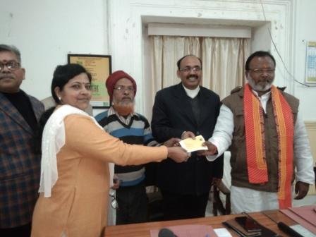 नगर पथ विक्रय समिति की बैठक में पथ विक्रताओं को वितरण किया गया कार्ड