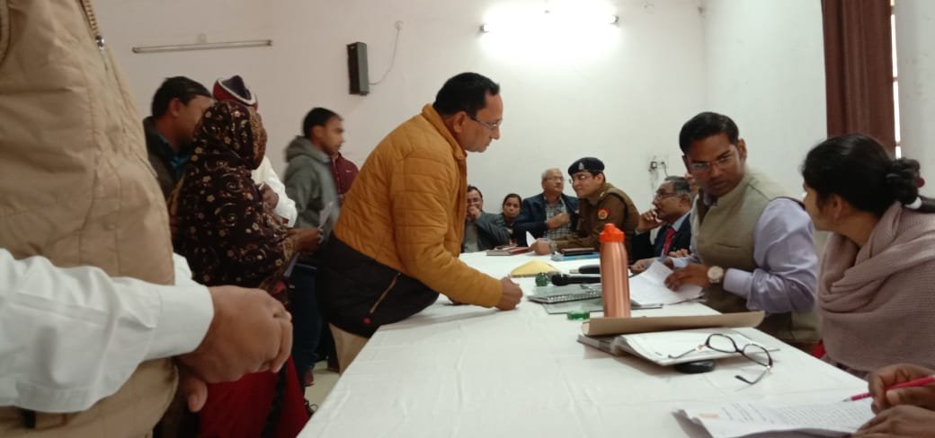तहसील चुनार समाधान दिवस में डी0एम0 0 एस0पी0 ने सुनी समस्यायें निस्तारण के दिये आदेश-MIRZAPUR
