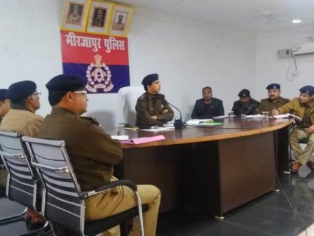 पुलिस अधीक्षक द्वारा पुलिस लाईन के मनोरंजन कक्ष में की गयी सैनिक सम्मेलन व अपराध गोष्ठी