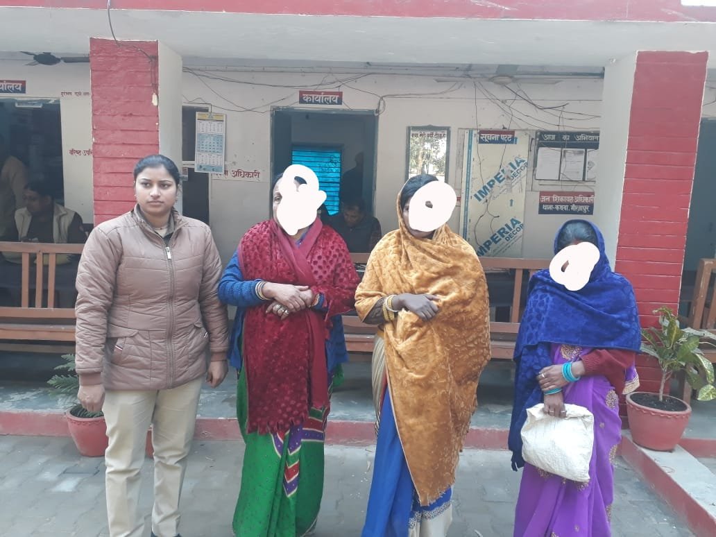 सोने का आभूषण खरीदने के बहाने टप्पेबाजी करने वाली 03 महिलाओं को गिरफ्तार किया गया-