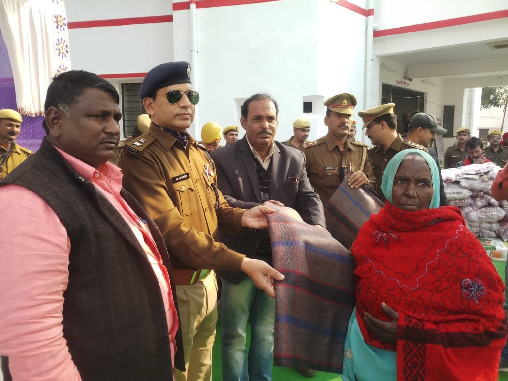 एसपी मिर्जापुर ,गरीब वृद्धजनों को बांटे कंबल-MIRZAPUR