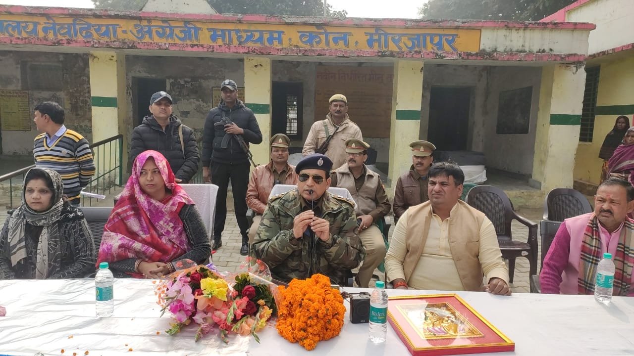 ज्योति आनंद त्रिपाठी व पुलिस कप्तान के द्वारा वितरित किया गया कंबल मिर्जापुर