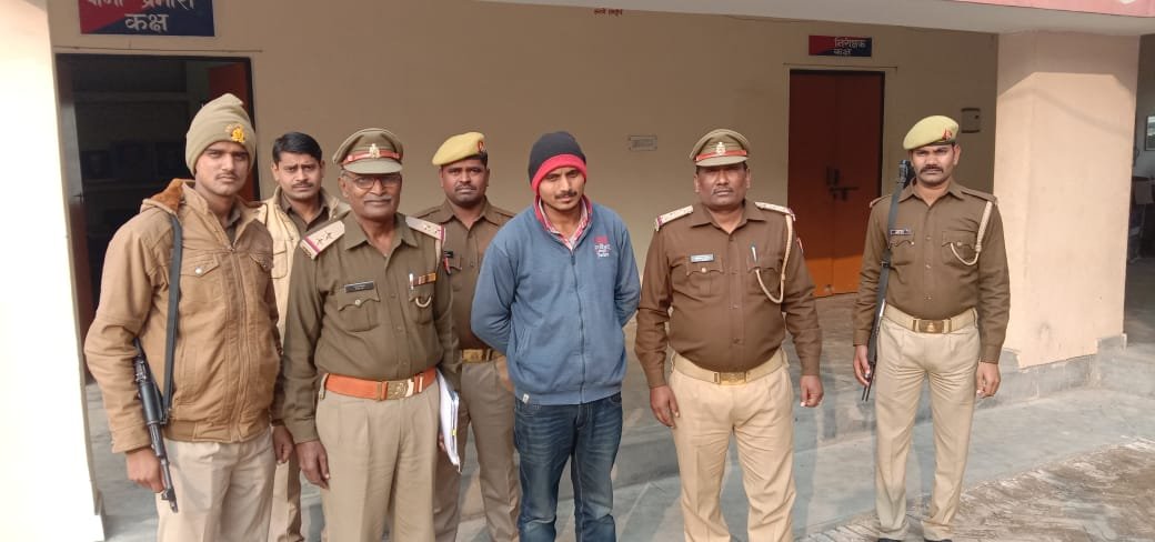 दस हजार का इनामी व बलात्कार का अभियुक्त पकड़ा गया