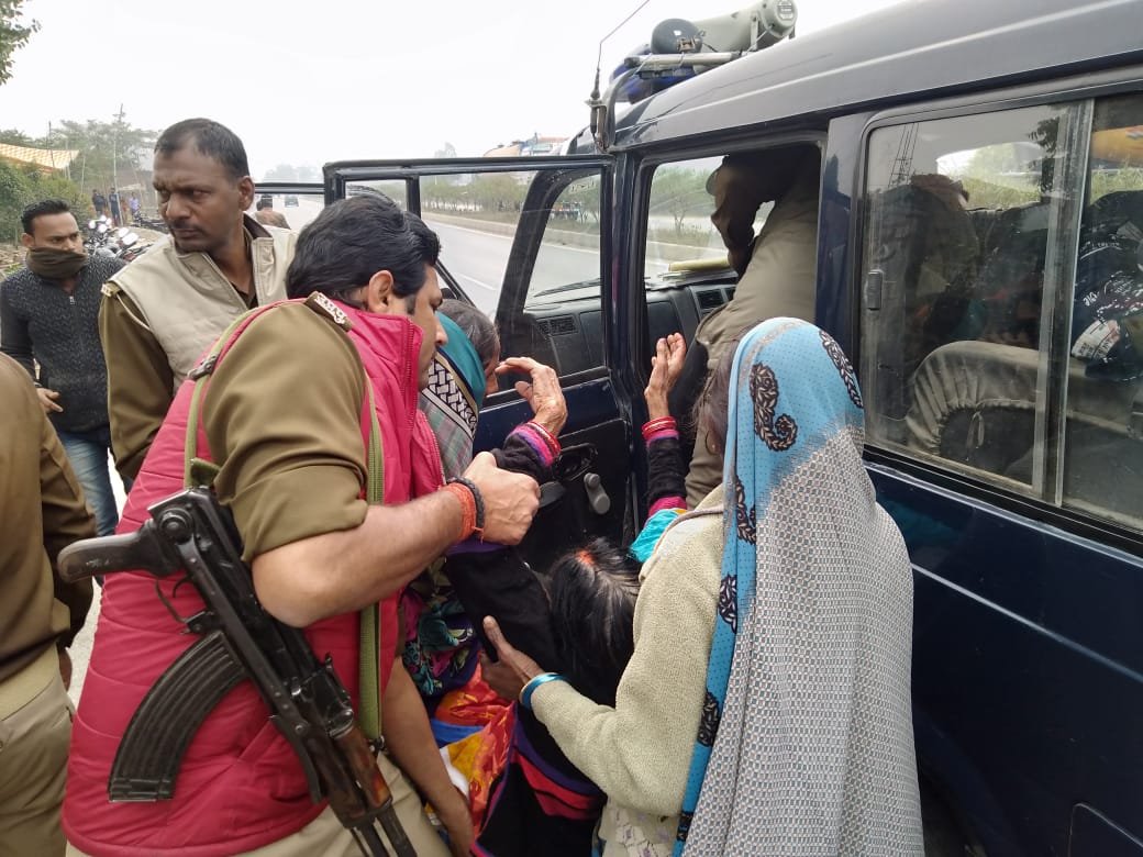 मारुति और ट्रक की टक्कर में दो घायल हुए