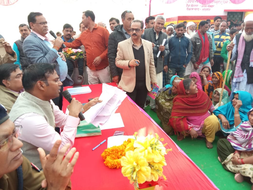 जिलाधिकारी मिर्जापुर ने ग्रामीणों के बीच चौपाल लगाकर सुनी लोगों की समस्याएं
