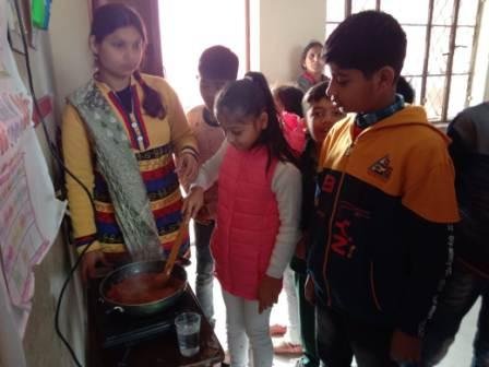 बच्चों ने प्रोजेक्ट में मुरमुरा चिक्की बनाना सीखा -MIRZAPUR