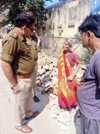 चौकी प्रभारी द्वारा वृद्ध महिला को कराया गया भोजन-MIRZAPUR