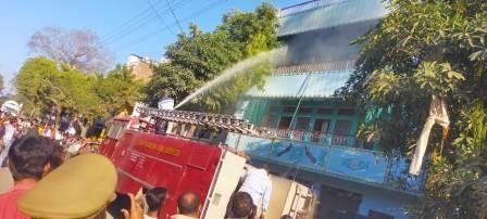 टेंट हाउस की दुकान के छत पर लगी आग -MIRZAPUR