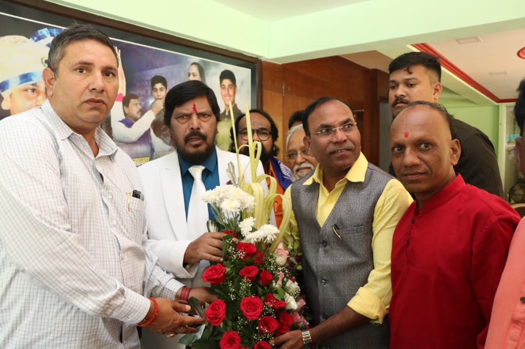 केंद्रीय मंत्री का स्वागत करते हुए, श्याम धर दुबे