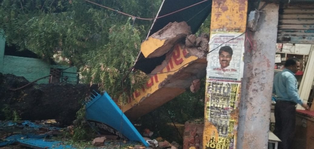 लोहंदी रोड पर पेड़ और विद्युत का पोल गिरने से बाल-बाल बचे टेंपो यात्री