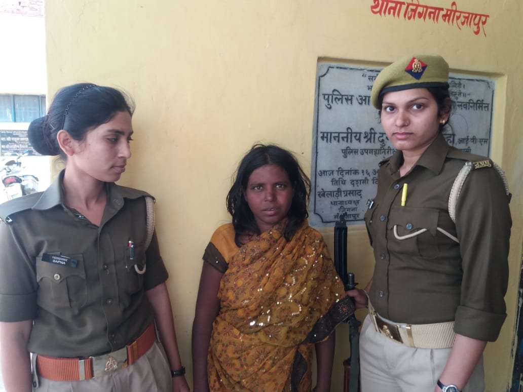 रेलवे लाइन के किनारे भटकती महिला को पुलिस द्वारा थाना लाया गया, मिर्जापुर