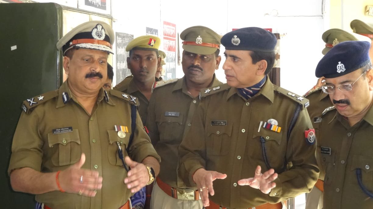 पुलिस महा निरीक्षक ने कटरा कोतवाली का किया निरीक्षण ,मिर्जापुर