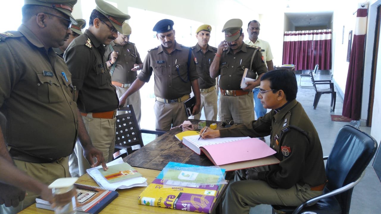पुलिस अधीक्षक मिर्जापुर ने कोतवाली शहर का किया निरीक्षण