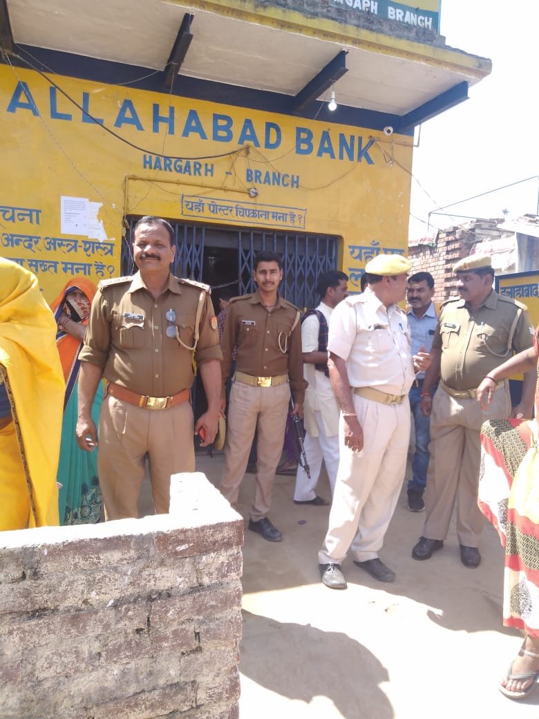 खाता खुलवाने के लिए दर्जनों महिलाओं ने बैंक का किया घेराव, मिर्जापुर