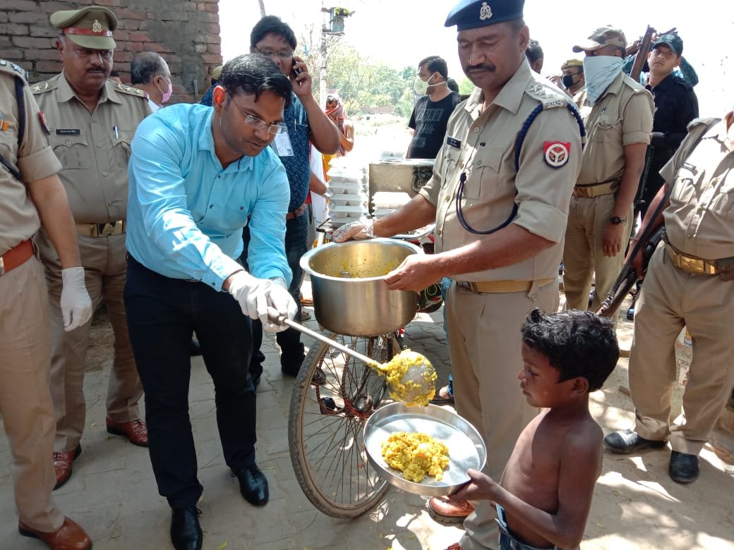 डी0एम0 व एस0पी0 मुसहर व धरिकार बस्ती जाकर, दिया भोजन-MIRZAPUR