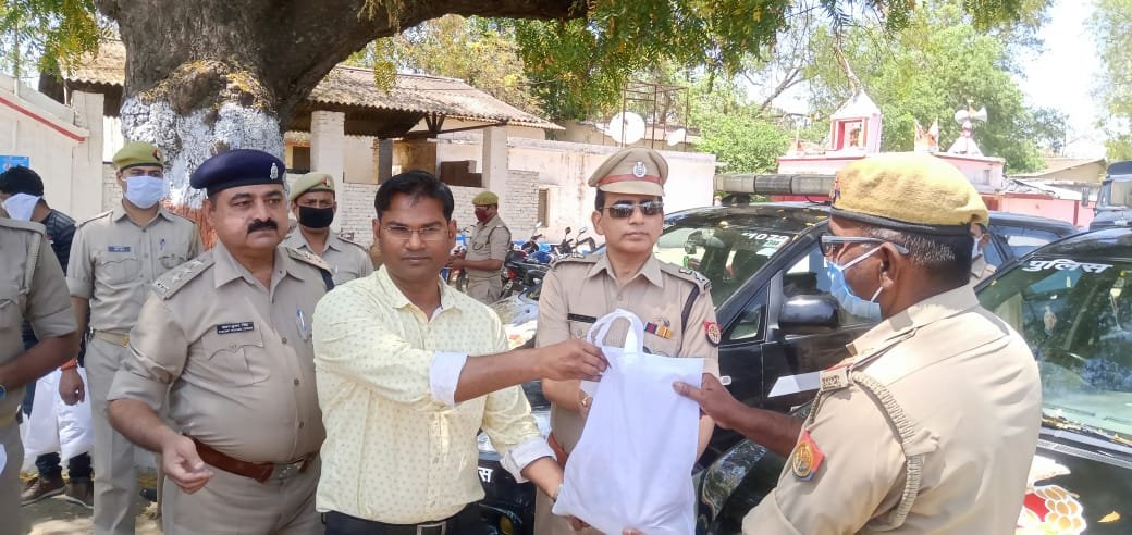 पीआरवी से लोगों तक पहुंचाई जा रही है राहत और खाद्य सामग्री, मिर्जापुर