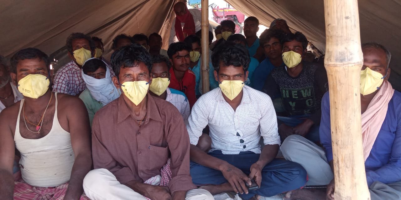 फफक कर रो पड़े फंसे हुए मजदूर, मिर्जापुर