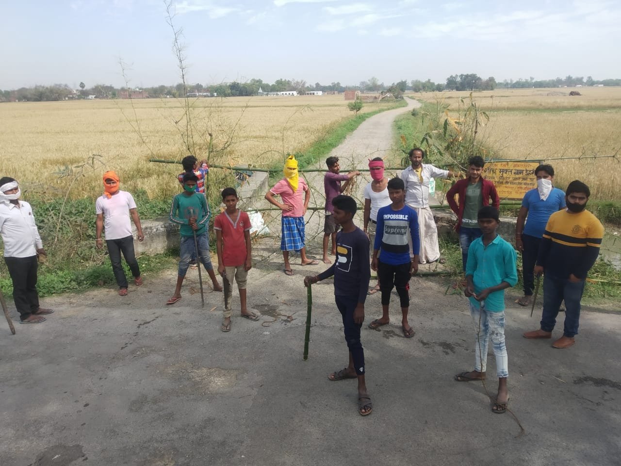 ग्रामीणों ने सतर्कता दिखाते हुए गांव को किया लाक मिर्जापुर