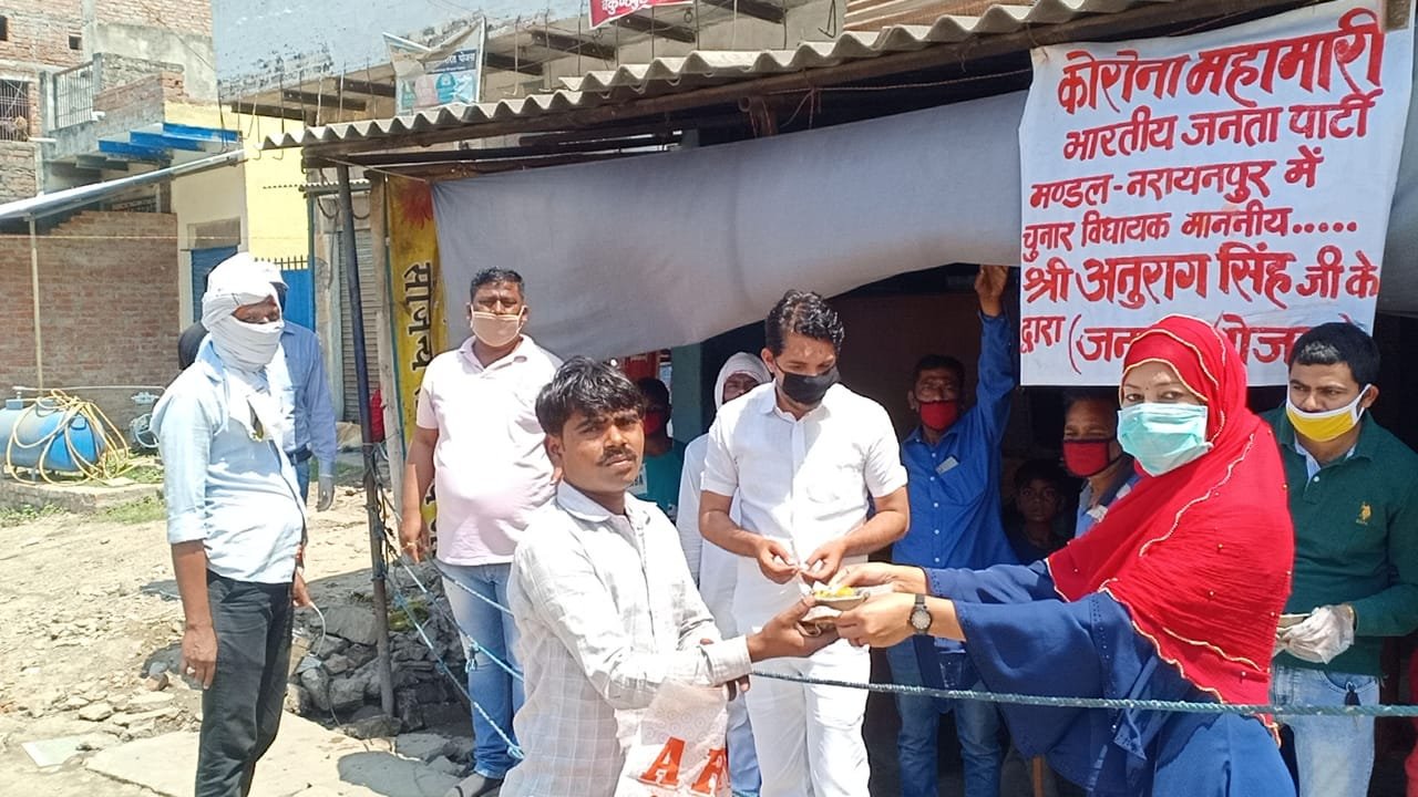 विधायक अनुराग सिंह के निर्देश पर जरूरतमंदों में बांटा जा रहा है भोजन, मिर्जापुर