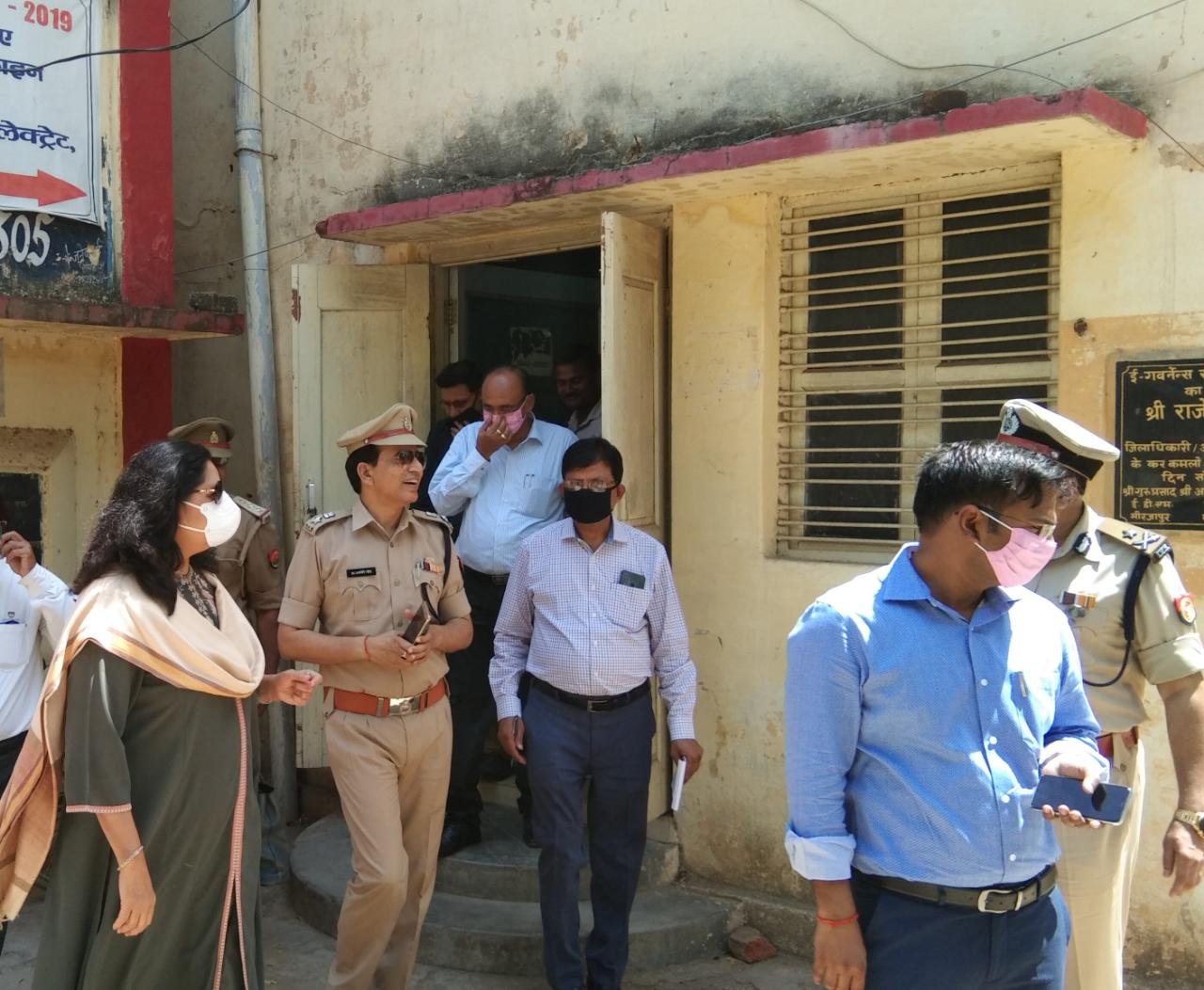 सोशल डिस्टेंस के नियम का पालन न करने पर एक दवा की दुकान को बंद कराने का दिया आदेश, जिलाधिकारी मिर्जापुर