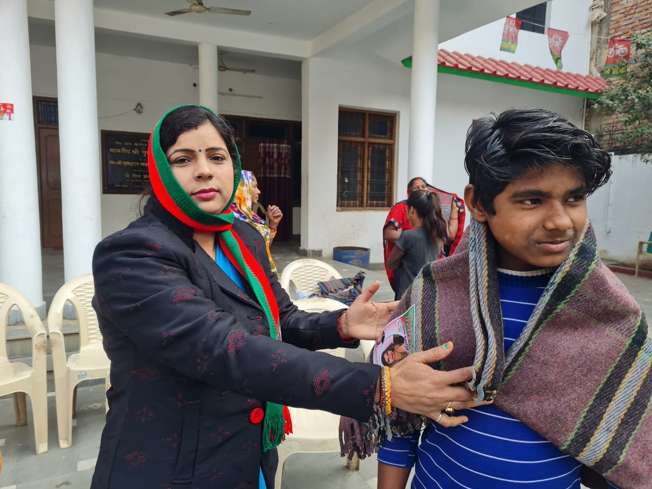 महिला नेत्री महिमा मिश्रा ने जरूरतमंदों को बांटे कंबल
