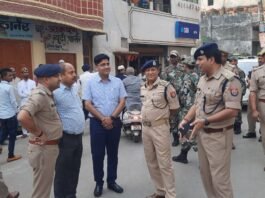 त्योहारों के मद्देनजर जिला प्रशासन दिखा सड़कों पर