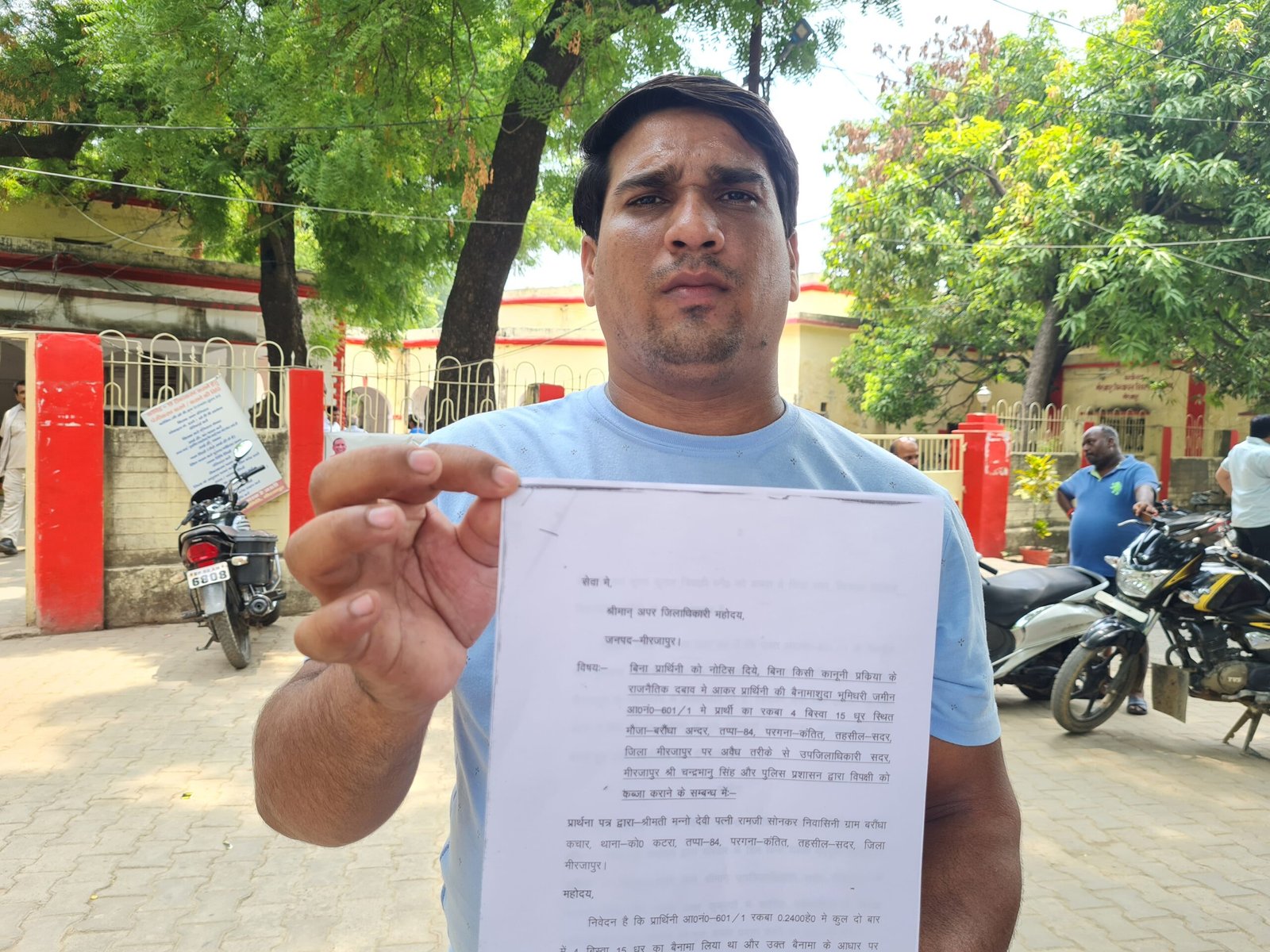 जमीन कब्जा किए जाने के विरोध में जिलाधिकारी को सौंपा ज्ञापन