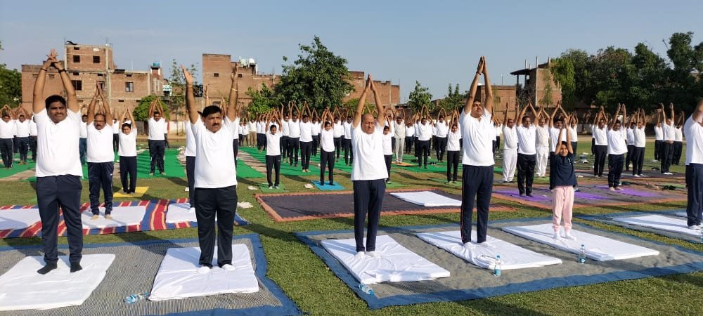 8वॉ अंतरराष्ट्रीय योग दिवस के अवसर पर परेड ग्राउंड में किया गया योगाभ्यास