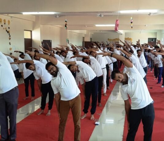 एपेक्स ट्रस्ट द्वारा संचालित शिक्षण संस्थाओं द्वारा योगाभ्यास सत्र का आयोजन