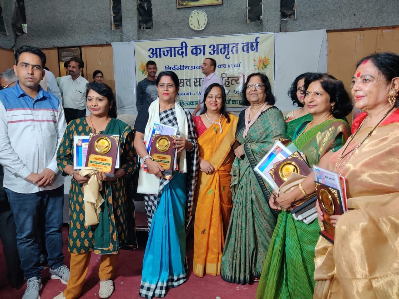 मिर्जापुर की कवित्री सारिका चौरसिया को भोपाल में किया गया सम्मानित