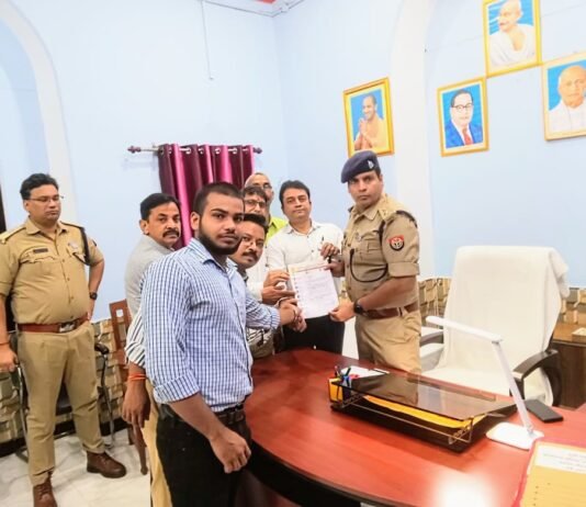 मिर्जापुर में बनिया समाज पुलिस अधीक्षक से मिलकर श्रीकांत त्यागी के खिलाफ मुकदमा दर्ज किए जाने की मांग की