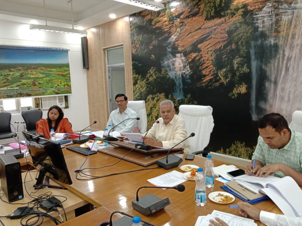 मिर्जापुर में कमिश्नर के अध्यक्षता में डीएम भदोही सोनभद्र और मिर्जापुर की बैठक शुरू