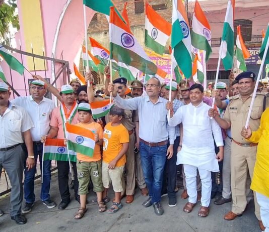शहीद उद्यान से जिला पंचायत सभागार कक्ष तक हजारों की संख्या में तिरंगा लेकर सड़कों पर निकले लोग