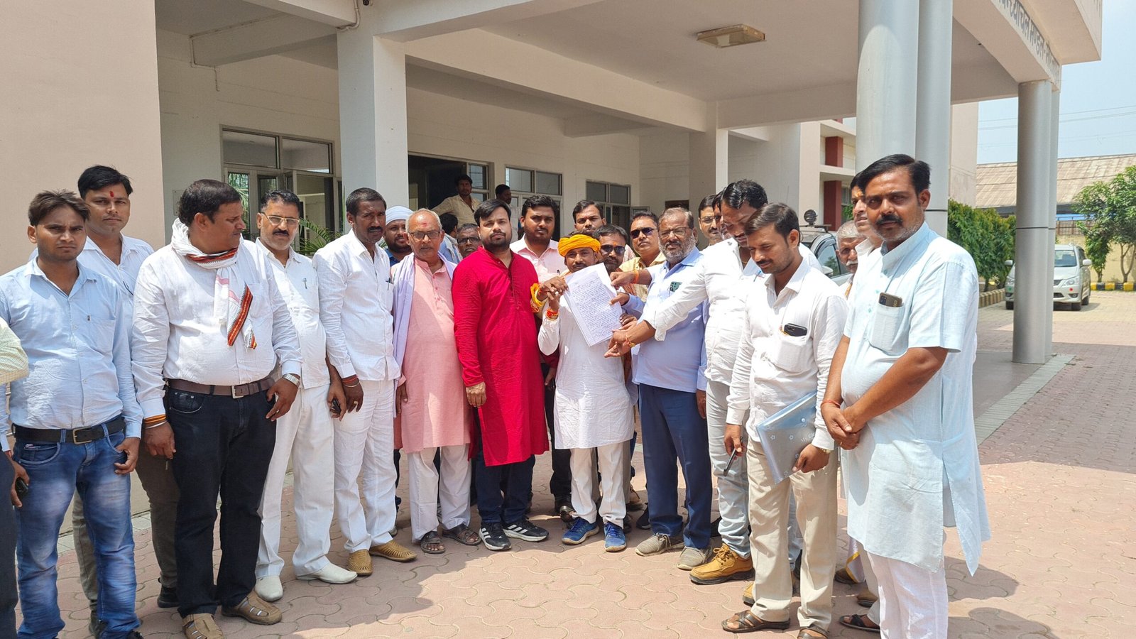 पटेहरा ब्लॉक के बीडीओ और सचिव के खिलाफ प्रधान हुए लामबंद कमिश्नर के यहां दिया ज्ञापन
