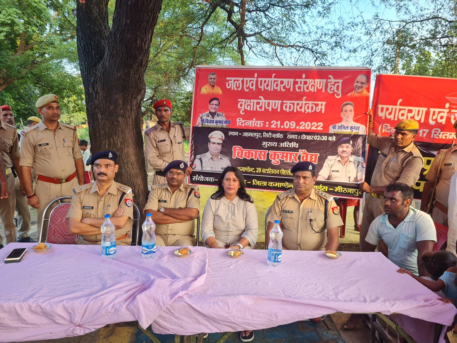 होमगार्ड विभाग के द्वारा वृहद वृक्षारोपण कर ग्रामीणों को पेड़ के महत्व के बारे में दी गई जानकारी – मिर्जापुर
