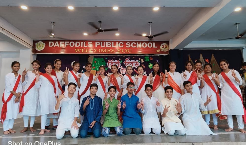 डैफोडिल्स पब्लिक स्कूल के सभागार में शिक्षकों और बच्चों ने मिलकर मनाया हिंदी दिवस