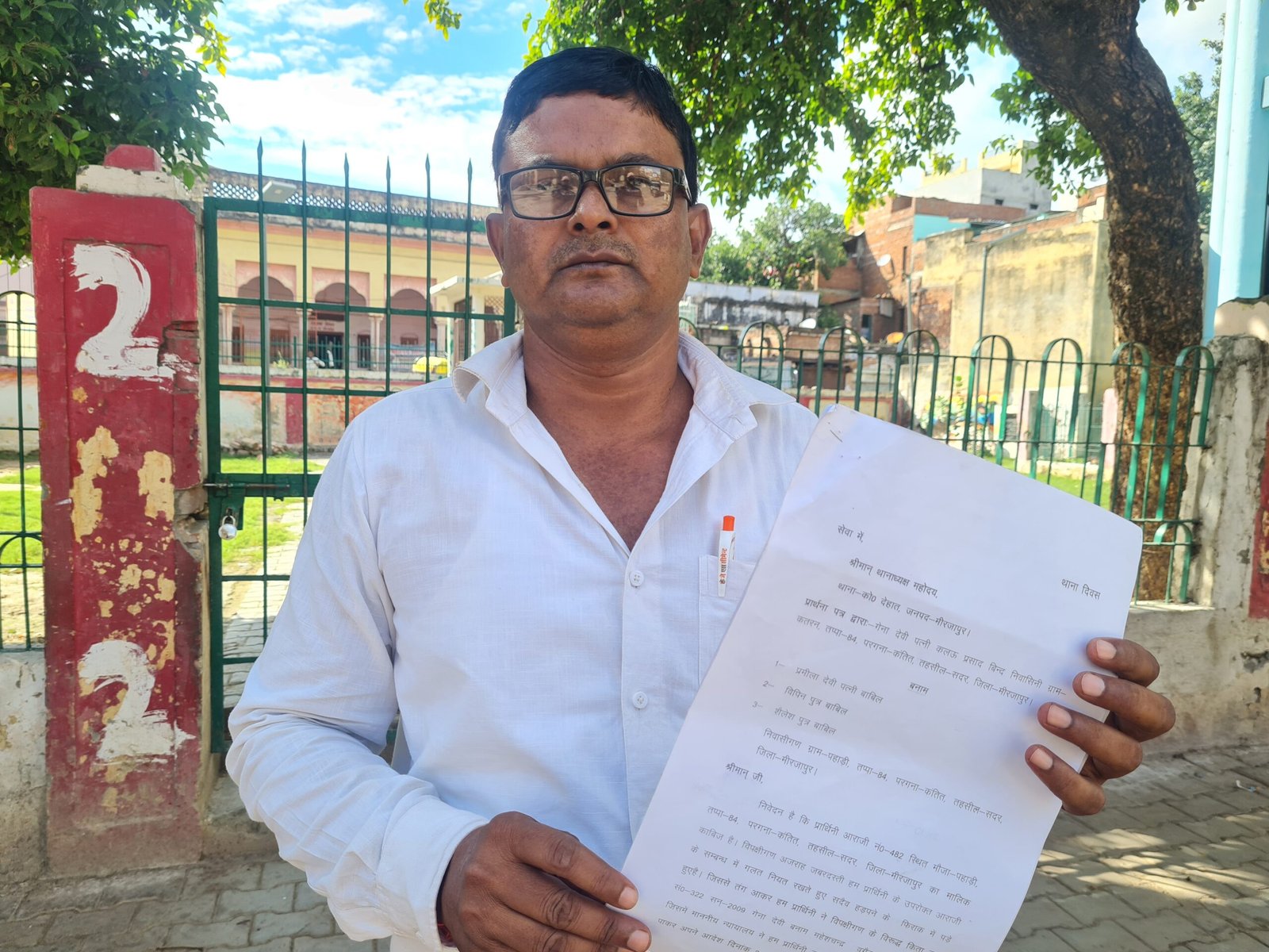 पीड़ित युवक की जमीन स्टे के बाद हो रहा कब्जा तहसील ,चौकी ,थाने से हुआ निराश